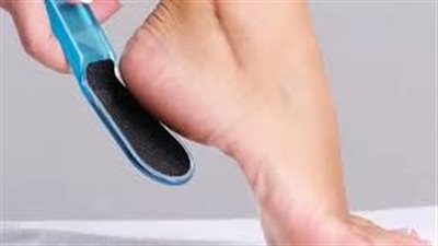 خلطة سحرية لتنعيم كعب القدمين في ليلة واحدة