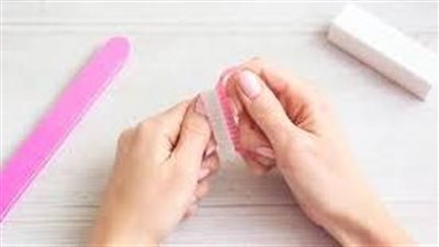 تنظيف الأظافر بفعالية: خطوات أساسية ونصائح إضافية